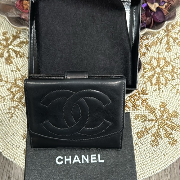 Chanel Bifold black wallet this is in good condition comes with OG Box and Tissu - Picture 5 of 15